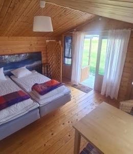 Vreta KlosterFreja Vandrarhem的小屋内一间卧室配有一张床和一张桌子