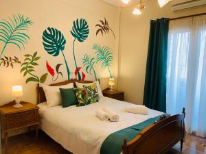 雅典雅典娜公寓的卧室配有一张挂在墙上的植物床