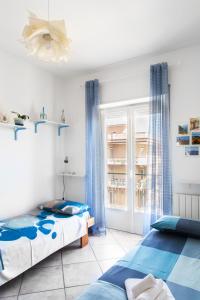 福尔米亚A Casa Scipione的带窗户的客房内的两张床