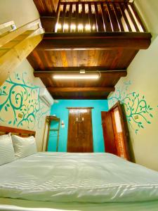 金湖镇金門玉宿古厝小包棟民宿的一间卧室设有一张木天花板床。
