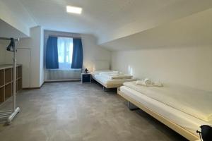 Valens5.5-room apartment (Muntaluna Lodge)的客房设有两张床和窗户。