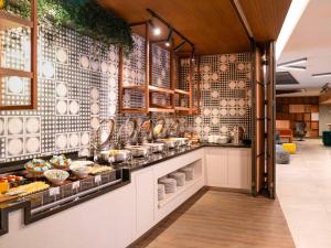 加济安泰普加济安泰普诺富特酒店的厨房设有墙上的餐具柜