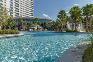 奥兰多奥兰多凯悦酒店的一座棕榈树和建筑游泳池