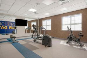 奥兰多Pestana Orlando Suites - Lake Buena Vista的健身房设有健身自行车和平面电视。