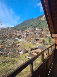 翁根Traditional chalet in Wengen - Top Floor的房屋的阳台享有城镇的景致。