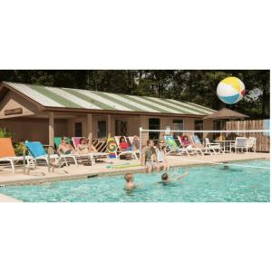 WhitfieldSunburst RV Resort的一群人在游泳池里玩沙滩球