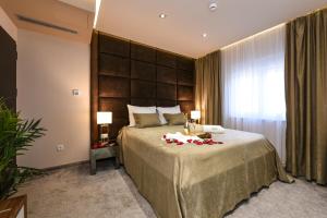 扎达尔Luxury Rooms LaVie - Standard Rooms的一间卧室配有一张带鲜花的大床