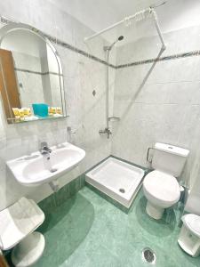 纳夫普利翁纳夫普利亚酒店的一间带水槽、卫生间和镜子的浴室
