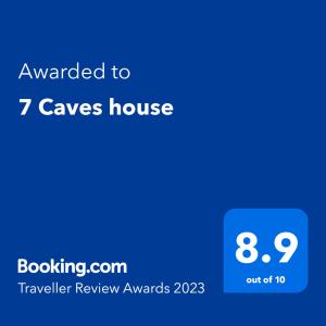 Al Jāyah7 Caves Hotel的蓝色计算器,文字被授予洞穴房屋