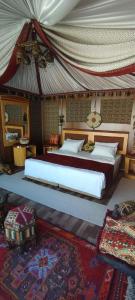 瓦迪拉姆Desert Sand Camp的帐篷内一间卧室,配有一张大床