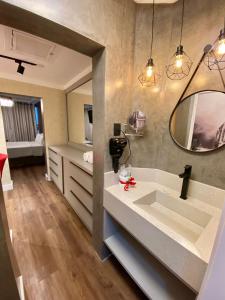 纳韦甘蒂斯Navega Beach Palace Hotel的一间带水槽和镜子的浴室