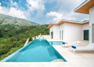 苏梅岛Vimaan Vilai - Secluded Pool Villa的享有房屋景致的游泳池