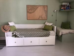 吕瑟希尔Havings skafferi的一间儿童卧室,房间内设有一张白色的床