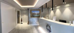 加尔达湖滨中央酒店的浴室墙上有绘画作品,走廊上
