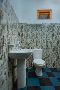 奇洛Hotel Athina & Restaurant的一间带水槽和卫生间的浴室