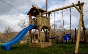 CisiecDom Wypoczynkowy - Alexander的一个带蓝色滑梯和滑梯的木制游乐场