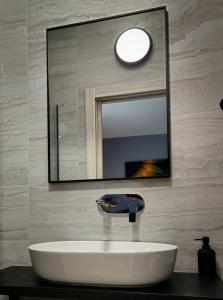扎达尔Solemar Luxury Rooms的浴室设有白色水槽和镜子