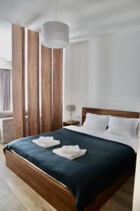 奥赫里德PS Apartments的一间卧室配有一张大床和两条毛巾