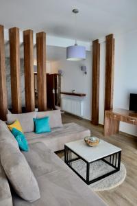 奥赫里德PS Apartments的客厅配有沙发和桌子