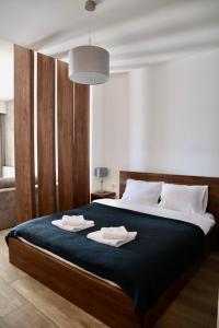 奥赫里德PS Apartments的一间卧室配有一张大床和两条毛巾