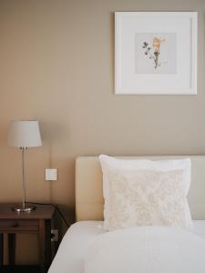 埃希特纳赫Appartement Meyer-Ernzen的一张带白色枕头的床和墙上的照片