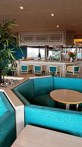 迪耶普欧洲酒店的一间设有蓝色沙发和桌子的餐厅