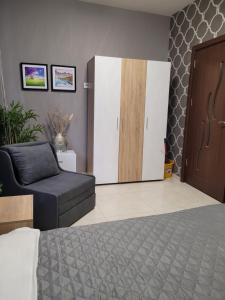 普罗夫迪夫Studio M的卧室配有床、椅子和门