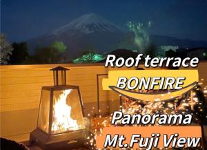 富士河口湖ヴィラ山間堂 Terrace Villa BBQ Bonfire Fuji view Annovillas的背景为山的灯笼