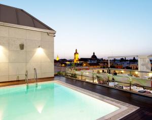 塞维利亚塞维利亚中心酒店的建筑物屋顶上的游泳池