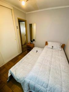 圣地亚哥Guest House GAAM Las Condes的卧室配有一张白色大床