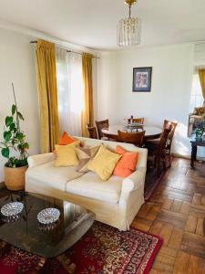 圣地亚哥Guest House GAAM Las Condes的客厅配有白色的沙发和桌子
