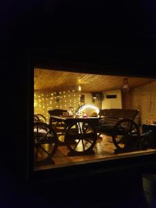 Grobiņa100SaulesVikingi的用餐室配有桌椅和灯