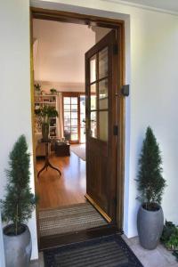ForthForth River Cottage的一道敞开的门,进入一个有两株盆栽植物的房间