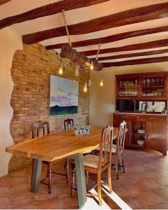 Font-RubíCasa Rural Cal Casetó的一间带木桌和椅子的用餐室