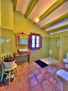 Font-RubíCasa Rural Cal Casetó的大型浴室设有水槽和淋浴。