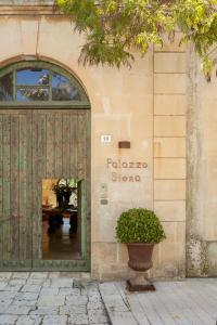 米内尔维诺迪莱切Palazzo Siena - Home & More的前面有门的商店和前面的植物