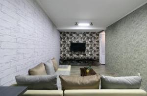 万隆Vila Keluarga Syariah Mawar 82, Dago Resort 4BR dengan Privat Pool BBQ dan Rooftop的带沙发和电视的客厅