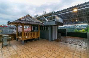 万隆Vila Keluarga Syariah Mawar 82, Dago Resort 4BR dengan Privat Pool BBQ dan Rooftop的一个带长凳和凉亭的庭院