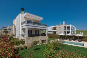 诺亚福克Sea Wind Luxury Villa with Private Heated Pool Kassandra Halkidiki的一座带游泳池和房子的别墅
