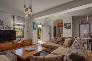 诺亚福克Sea Wind Luxury Villa with Private Heated Pool Kassandra Halkidiki的客厅配有沙发和桌子