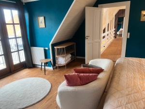阿森斯Større luksus Hus ved Assens的客厅配有沙发和两个枕头