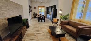 Giano VetustoJanus Casa nel Verde - Relax Pool & Spa的带沙发和壁炉的客厅