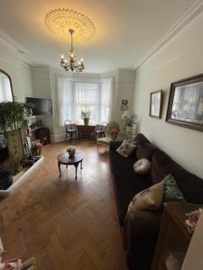斯沃尼奇Rivendell Guest House的客厅配有沙发和桌子