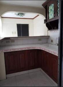General TriasAffordable cozy BlueHouse的空的厨房,配有柜台和水槽