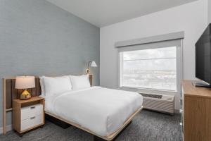 奥兰多TownePlace Suites By Marriott Orlando Southwest Near Universal的酒店客房设有床和窗户。