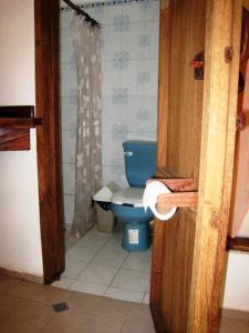兹波利特Los metates的一间位于客房内的蓝色卫生间的浴室
