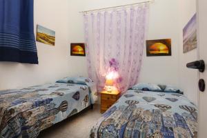 托雷瓦多A due passi dal mare - Maldive del Salento by Salento Prime的一间卧室设有两张单人床和窗帘