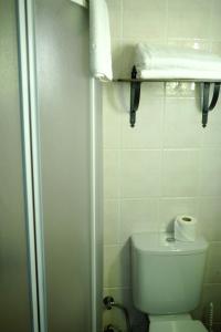 博德鲁姆Oya Butik Otel的浴室设有卫生间和一卷卫生纸