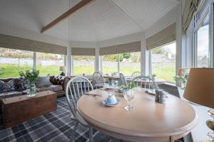 德拉姆纳德罗希特Balmridge House, Loch Ness, Bed & Breakfast的一间带桌椅的用餐室