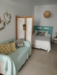 内尔哈Casa Eva - Adults Only的一间设有两张床和一张沙发的房间
